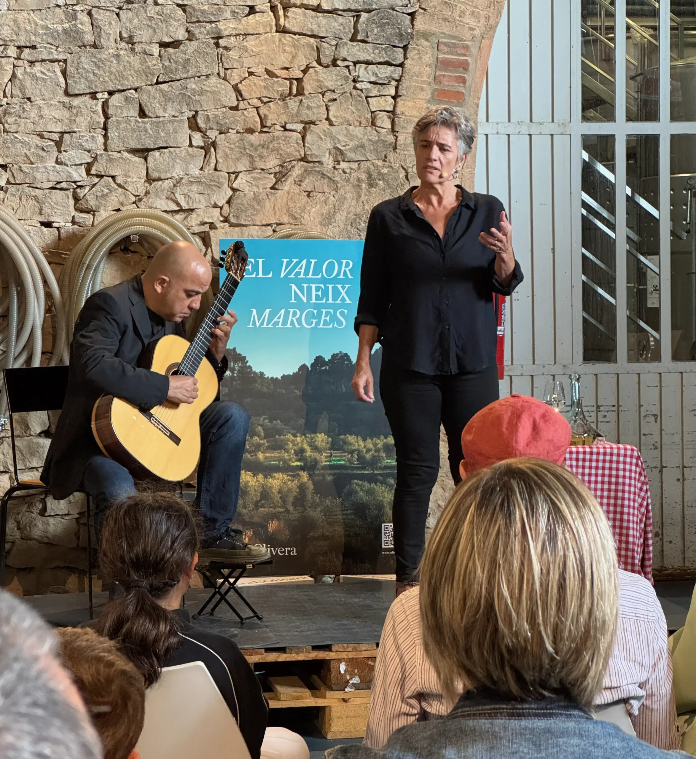 Jordina Biosca durant l'espectacle de contes i música