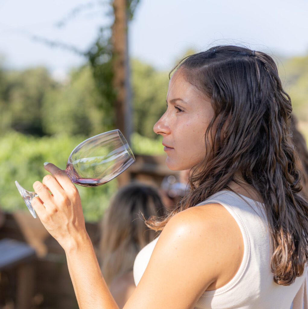 una noia fent un tast de vins de L'Olivera